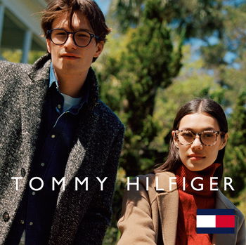 Zu sehen ist ein Mann und eine Frau mit einer Tommy Hilfiger Brille.